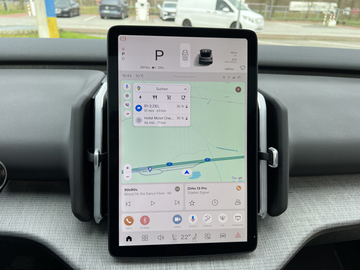 Natürlich ist auch Google Maps in das System integriert. (Foto: Dirk Kunde)