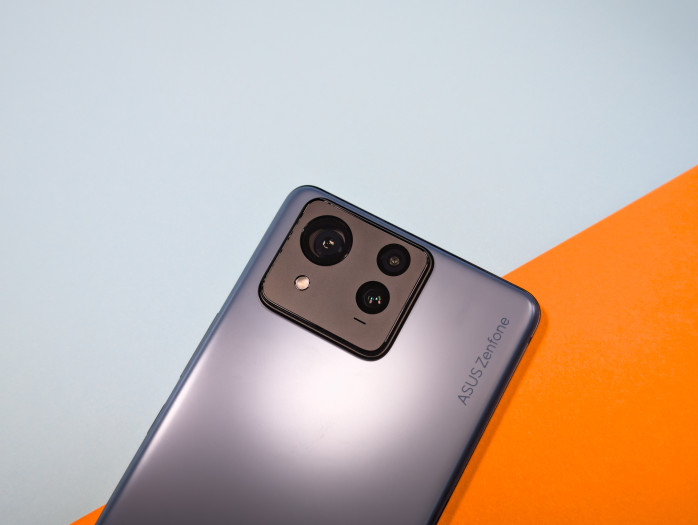 Auf der Rückseite ist eine Dreifachkamera eingebaut. (Bild: Tobias Költzsch/Golem.de)