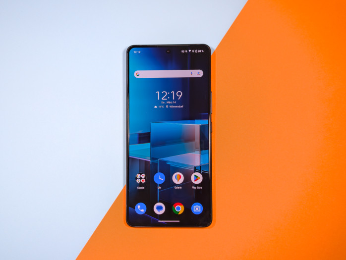 Das Display unterstützt Bildraten von bis zu 144 Hz. (Bild: Tobias Költzsch/Golem.de)