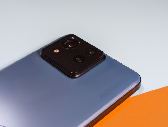 Im Inneren steckt Qualcomms Snapdragon 8 Gen 3. (Bild: Tobias Költzsch/Golem.de)