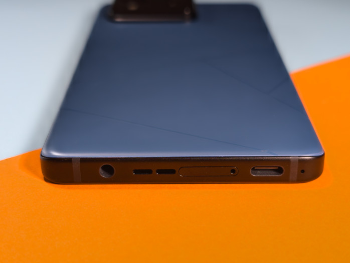 Das Zenfone 11 Ultra hat einen Klinkenanschluss für Kopfhörer. (Bild: Tobias Költzsch/Golem.de)