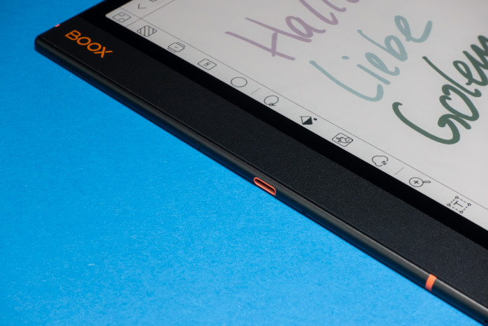 Der Ladeanschluss ist an der Längsseite, was bei Nutzung während des Ladens stören kann. (Bild: Tobias Költzsch/Golem.de)