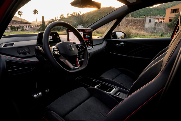 Im Innenraum gibt es aktuell kaum Unterschiede zum Golf GTI. (Foto: VW)