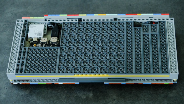 Die Unterseite ist vergleichsweise grau gehalten. (Bild: Oliver Nickel/Golem.de)