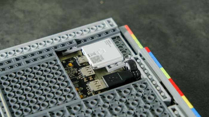 Gummireifen geben der Tastatur Halt auf dem Boden. (Bild: Oliver Nickel/Golem.de)