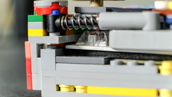 Die Tastatur klemmt zwischen zwei Steinebenen. (Bild: Oliver Nickel/Golem.de)