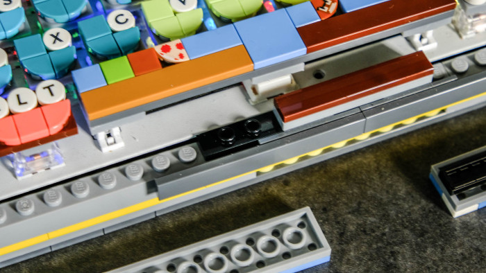 An den oberen und unteren Seiten bringen wir Blenden versetzt an. (Bild: Oliver Nickel/Golem.de)