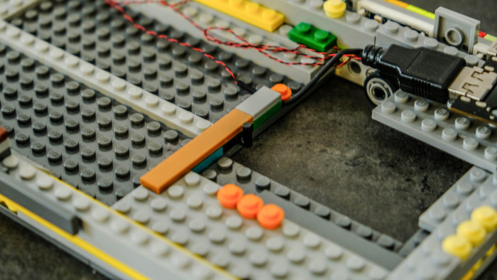 Der USB-Controller hängt an einem Haken. (Bild: Oliver Nickel/Golem.de)