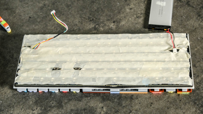 Eine einfache Tastaturmodifikation: Malertape auf der Rückseite dämmt die Tippgeräusche. (Bild: Oliver Nickel/Golem.de)