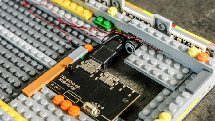 Der Controller wird in seinen Sockel gesteckt. (Bild: Oliver Nickel/Golem.de)