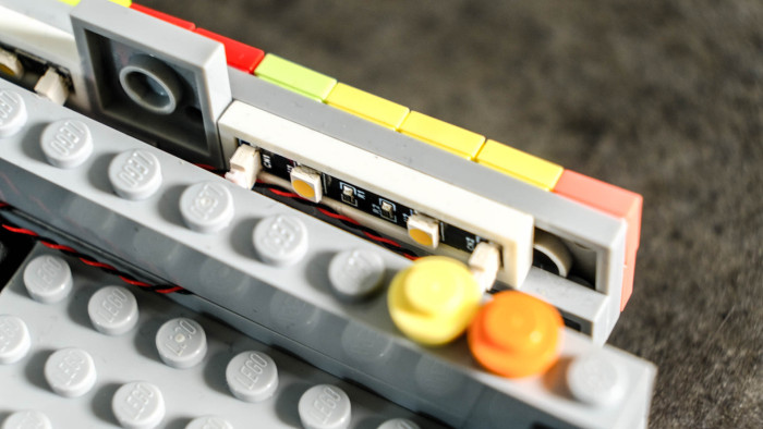 Die LED-Leuchten kleben in speziellen 1x4-Steinen. (Bild: Oliver Nickel/Golem.de)