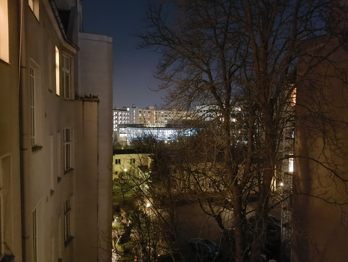 Nachtaufnahmen sind gut belichtet, aber haben deutliche Artefakte. (Bild: Tobias Költzsch/Golem.de)