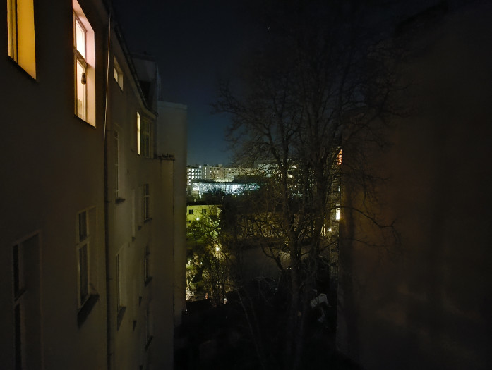 Die Superweitwinkelkamera taugt im Nachtmodus nicht viel. (Bild: Tobias Költzsch/Golem.de)