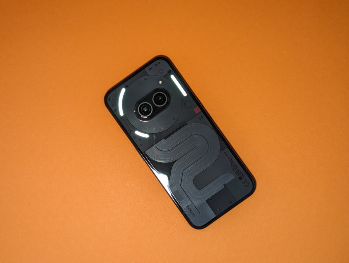 Das Nothing Phone (2a) hat wie die beiden anderen Nothing-Phone-Modelle eine transparente Rückseite mit Beleuchtung. (Bild: Tobias Költzsch/Golem.de)