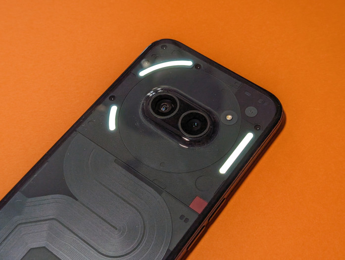 Die Glyph-Beleuchtung ist verglichen mit den anderen Modellen deutlich reduziert, verfügt aber über die gleichen Funktionen. (Bild: Tobias Költzsch/Golem.de)