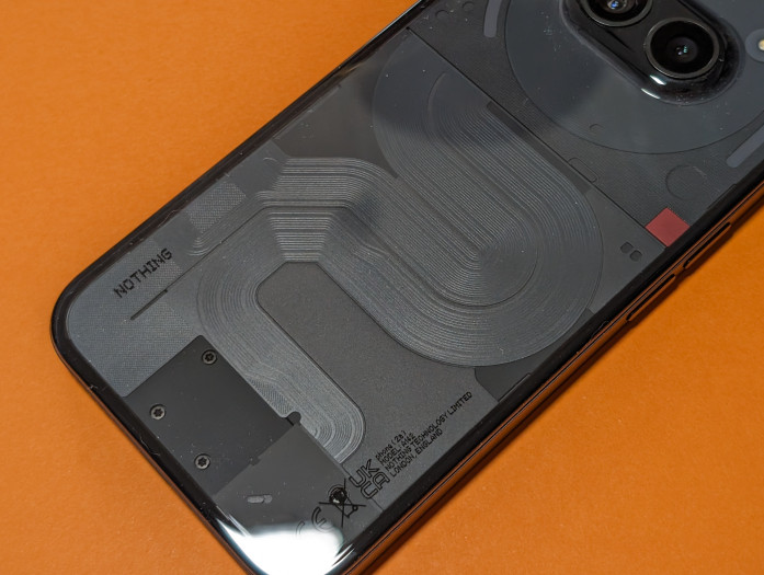 Ein Flachbandkabel ist wie eine Schlange im unteren Bereich der Rückseite verlegt. (Bild: Tobias Költzsch/Golem.de)