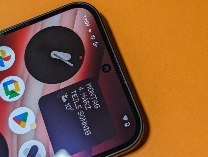 Die Frontkamera ist im Display verbaut. (Bild: Tobias Költzsch/Golem.de)