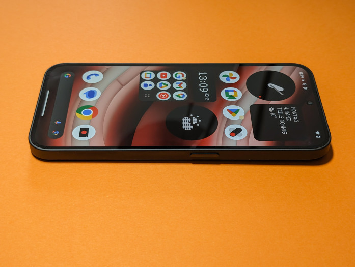 Der Rahmen des Phone (2a) ist aus Metall. (Bild: Tobias Költzsch/Golem.de)