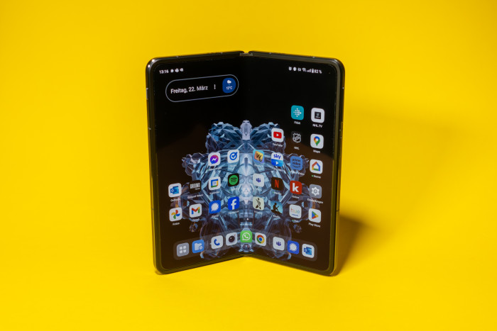 Das Oneplus Open hat ein 7,82 Zoll großes faltbares OLED-Display. (Bild: Tobias Költzsch/Golem.de)