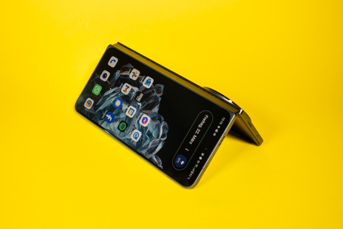 Der Außenbildschirm ist 6,31 Zoll groß. (Bild: Tobias Költzsch/Golem.de)