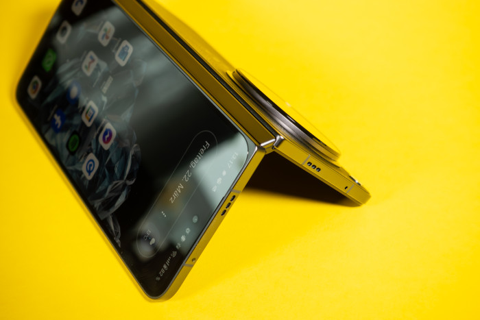 Das Gehäuse des Oneplus Open ist aus Metall, das Scharnier wirkt hochwertig. (Bild: Tobias Költzsch/Golem.de)