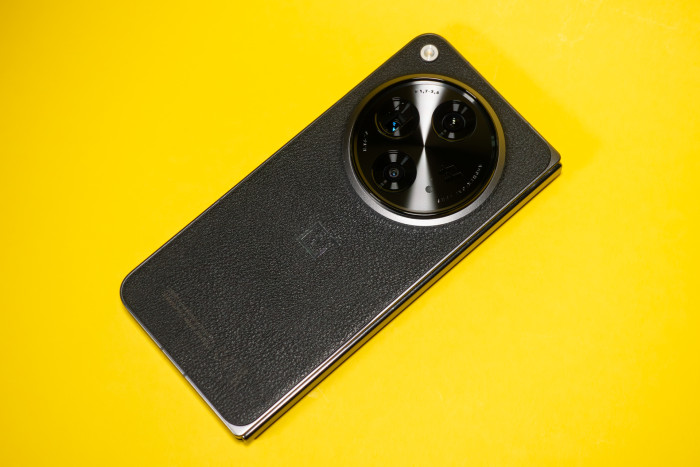 Die Rückseite des schwarzen Modells ist mit Kunstleder überzogen. (Bild: Tobias Költzsch/Golem.de)