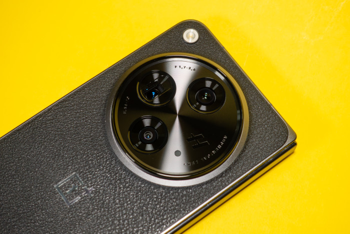 Die Dreifachkamera des Oneplus Open ist in einem kreisrunden Modul verbaut. (Bild: Tobias Költzsch/Golem.de)
