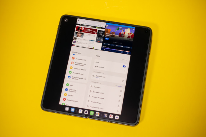 Beim Multitasking lassen sich drei Apps auf dem Bildschirm anzeigen und bedienen. (Bild: Tobias Költzsch/Golem.de)