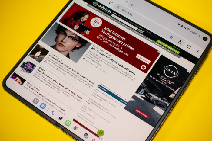 Der Falz im Scharnierbereich ist während der alltäglichen Nutzung kaum zu sehen. (Bild: Tobias Költzsch/Golem.de)