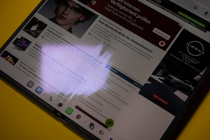 Selbst wenn wir das Licht so auf das Display richten, dass man den Falz gut sieht, ist er sehr unauffällig. (Bild: Tobias Költzsch/Golem.de)
