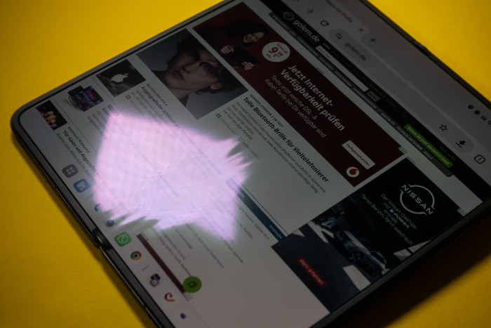 Selbst wenn wir das Licht so auf das Display richten, dass man den Falz gut sieht, ist er sehr unauffällig. (Bild: Tobias Költzsch/Golem.de)