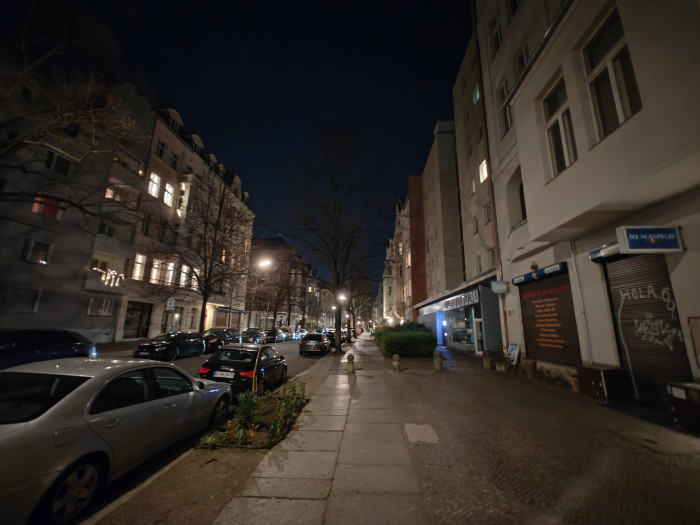 Das gleiche Motiv, mit der Superweitwinkelkamera fotografiert. (Bild: Tobias Költzsch/Golem.de)