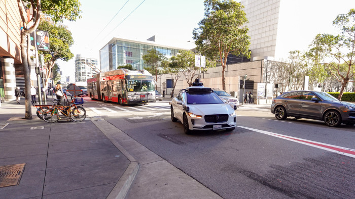Das Waymo-Taxi hat den Bus von links überholt, um in die Haltebucht zu gelangen. (Bild: P. Steinlechner/Golem.de)