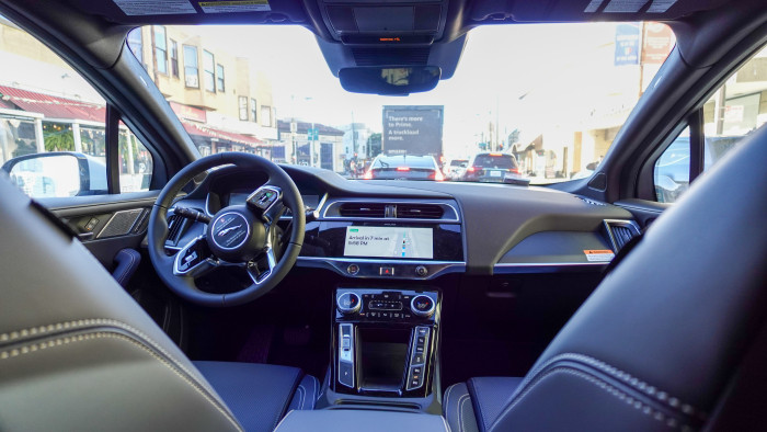 Das Lenkrad sollen wir nicht anfassen - es gibt aber keine Trennwand oder ähnliches. (Bild: P. Steinlechner/Golem.de)