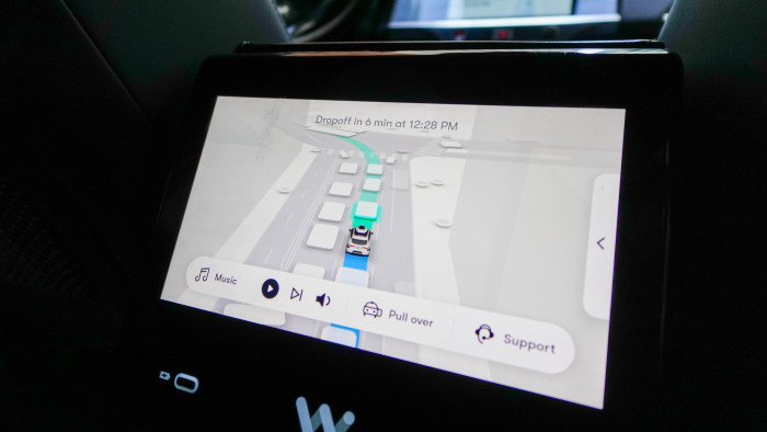 Hinten auf dem Rücksitz haben wir Zugriff auf diesen Touchscreen. (Bild: P. Steinlechner/Golem.de)