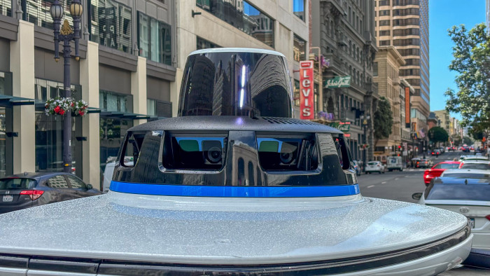 Oben auf dem Auto befindet sich ein ganzer Kranz mit Kameras. (Bild: P. Steinlechner/Golem.de)