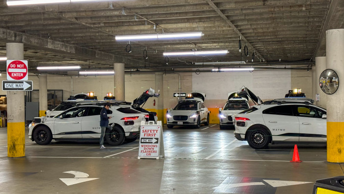 In diesem Parkhaus "schlafen" die Waymo-Autos. (Bild: P. Steinlechner/Golem.de)