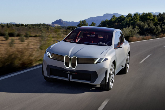 Mit dem Vision Neue Klasse X gibt BMW einen seriennahen Ausblick auf das vollelektrische SUV iX3. 