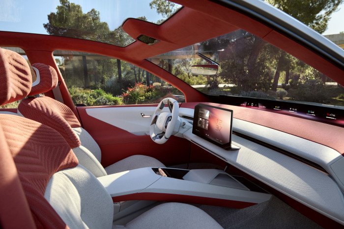 Zu den Innovationen zählt vor allem die Anzeige, die sich über die gesamte Breite der Windschutzscheibe erstreckt. (Foto: BMW)