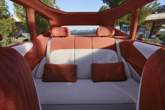 Durch das Panoramadach wirkt der Innenraum luftig. (Foto: BMW)