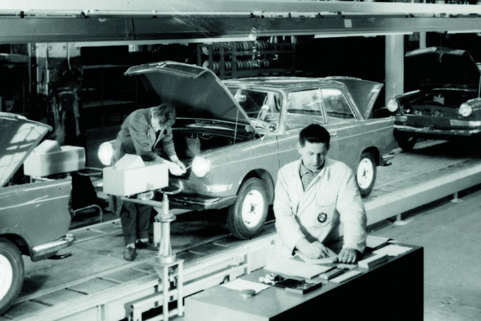 Die Produktion erforderte damals noch viel Handarbeit. (Foto: BMW)