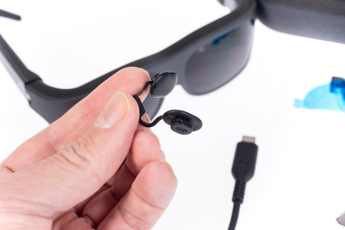 Es liegen drei Aufsätze für den Nasenrücken bei. (Bild: Martin Wolf/Golem.de)