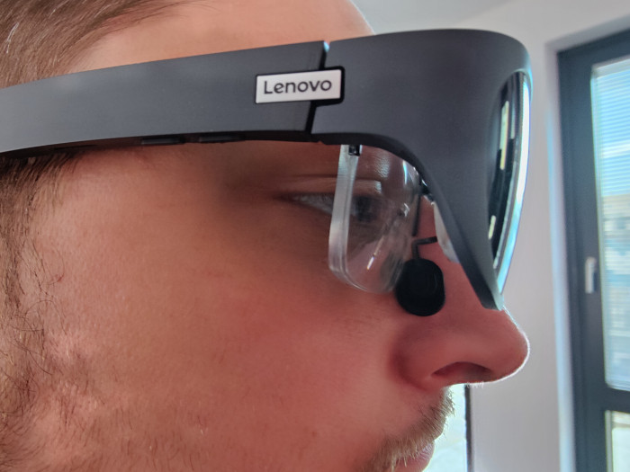 Brille unter der Brille - ist möglich, es gibt aber auch einen Einsatz für Gläser mit Sehstärke. (Bild: Martin Wolf/Golem.de)