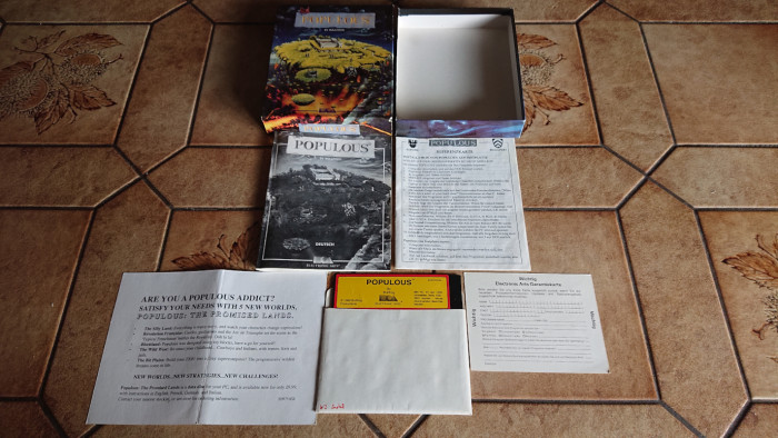 Die europäische Verkaufsversion von Populous passte in eine DIN-A5-Schachtel. Sie enthielt eine Diskette (hier in Form der PC-Version), zwei Anleitungen, einen Werbeflyer für das Add-on und eine Registrierungskarte. (Bild: Bullfrog/Medienagentur plassma)