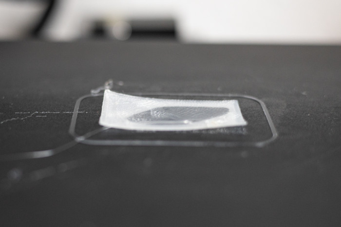Mit Nylon zu drucken, erwies sich als schwierig. Hier warpte es nach wenigen Lagen. (Bild: Werner Pluta/Golem.de)