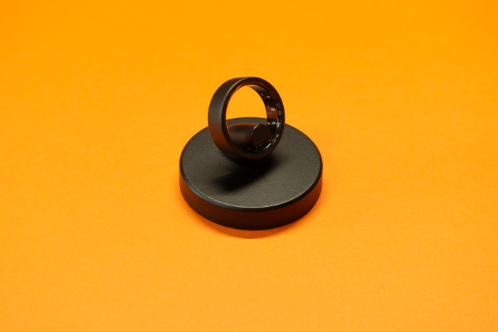 Geladen wird der Blaupunkt Ring über einen magnetischen Ladeadapter. (Bild: Tobias Költzsch/Golem.de)