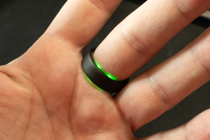 Bei Messungen gibt es das für Wearables typische grüne Leuchten. (Bild: Tobias Költzsch/Golem.de)