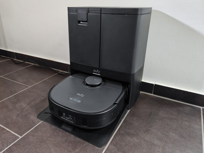 Der X10 Pro Omni in der Basisstation (Bild: Tobias Költzsch/Golem.de)