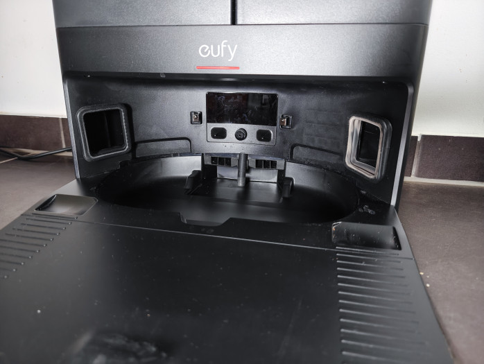 Die Station mit entnommener Reinigungsschale zeigt den Wasserzulauf und die Absaugeinrichtung. (Bild: Tobias Költzsch/Golem.de)