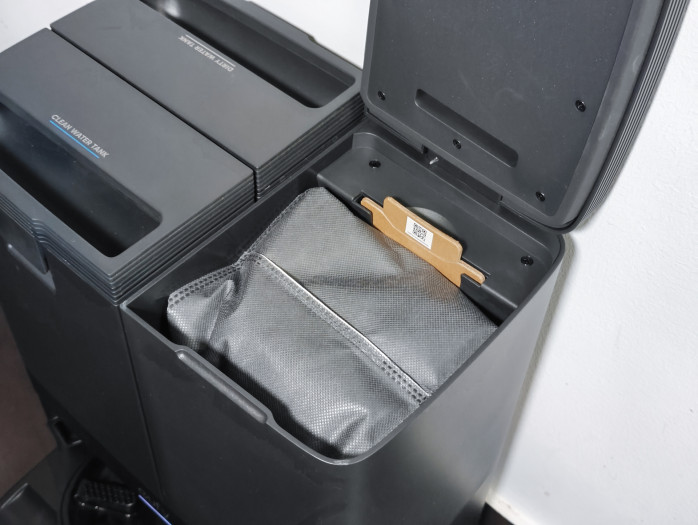 Der Staub wird in der Station abgesaugt und in einem 2,5 Liter großen Beutel gesammelt. (Bild: Tobias Költzsch/Golem.de)